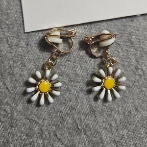 Sweet Gold-Tone Daisy Clip-On Earrings by Hei Diao ~ Asian Fashion ~ Cute Floral